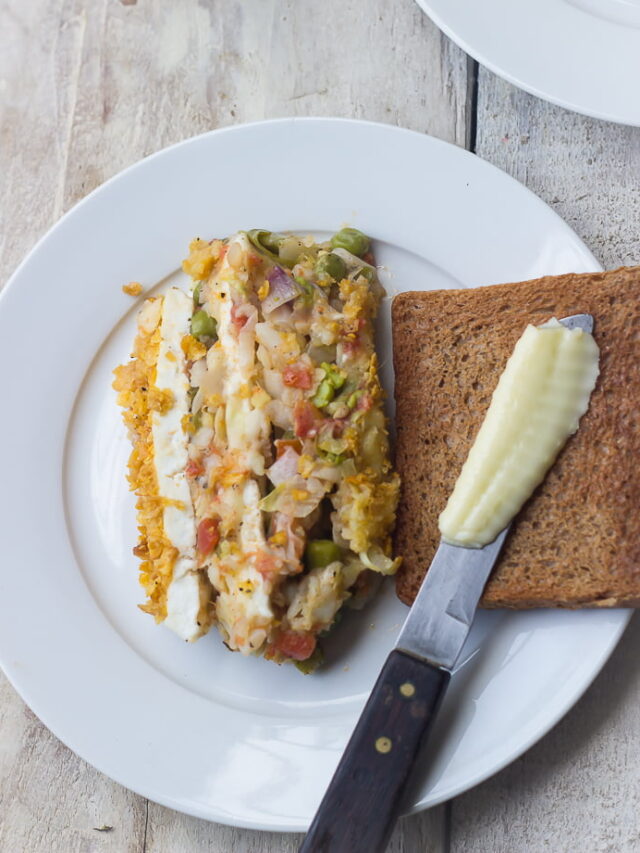 The sliced vegetable loaf served in a plate with bread and butter