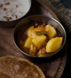 The final dish of Aloo Tamatar Ki Sabji served in a bowl